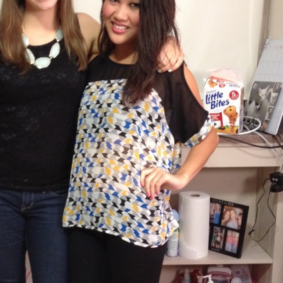 Forever 21 Chevron Patterned Blouse with Sleeve Cutouts - Picture 4 of 7